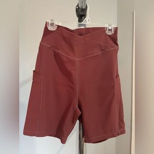 High-waist, cross-over biker shorts